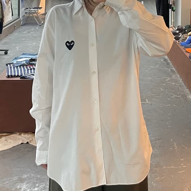 꼼데가르송 블랙하트와펜 화이트 셔츠 H2667
