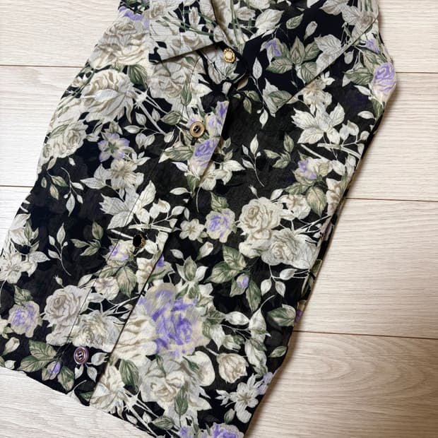 오앨 플라워 퍼프 셔링 블라우스 - 블랙