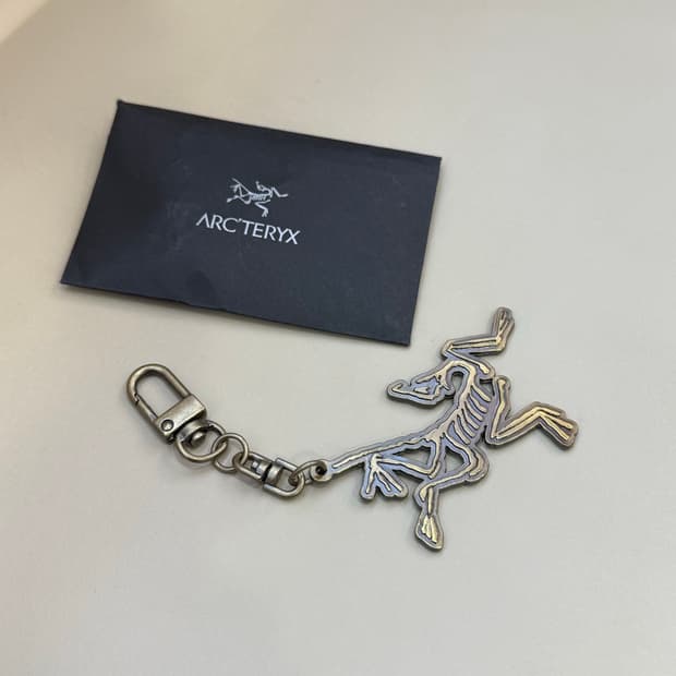 아크테릭스 특유의 시조새 로고가 돋보이는 키링입니다. 은은한 골드 색상이