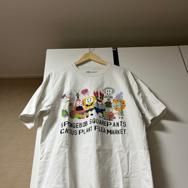[L] 유니클로 CPFM 스폰지밥 반팔 그래픽 티셔츠 화이트