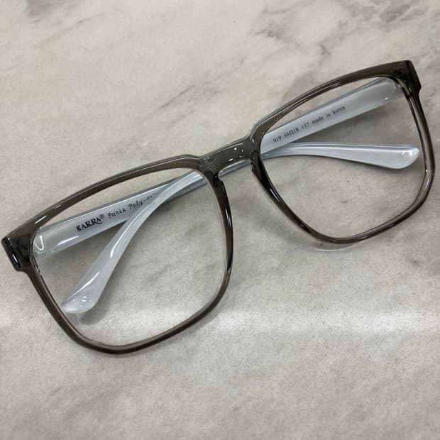 카라 KARRA 화이트차콜 와이드 스퀘어 빅 뿔테 안경