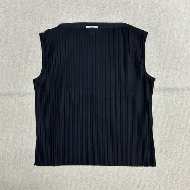 코스 플리세 슬리브리스 탑