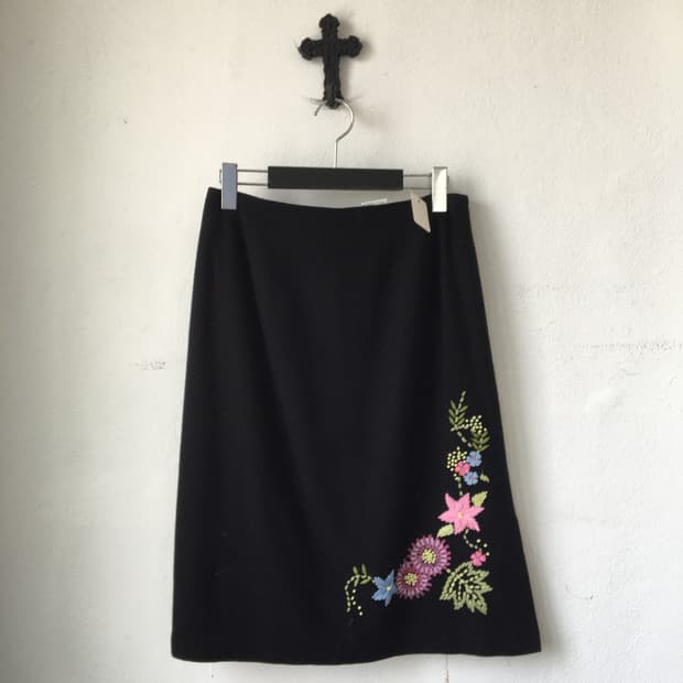 Flower needle work point woolen skirt