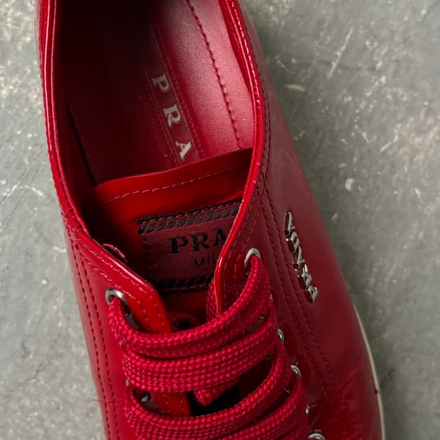 프라다 레드 에나멜 스니커즈
