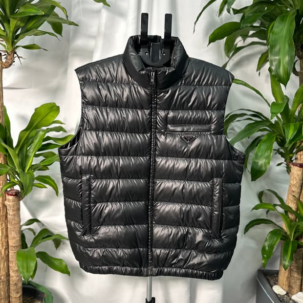 프라다 삼각로고 패딩조끼 54