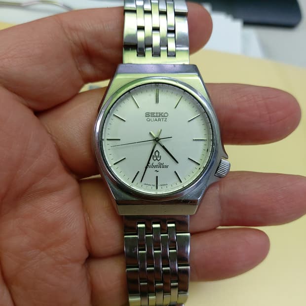 깔끔한 디자인의 세이코 실버웨이브 쿼츠 시계