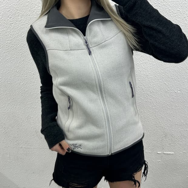 아크테릭스 퍼플로고 화이트 베스트 M