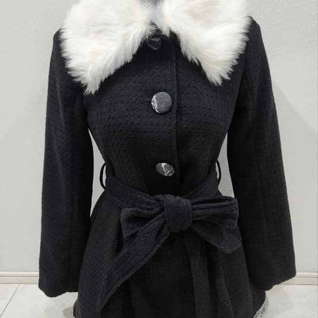 트랄라라 블랙 퍼 리본 코트