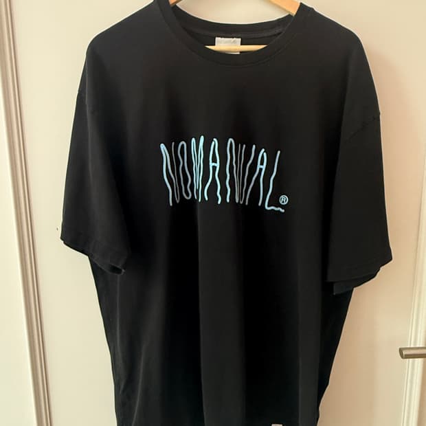 노매뉴얼(NOMANUAL) HAZE 로고 티셔츠