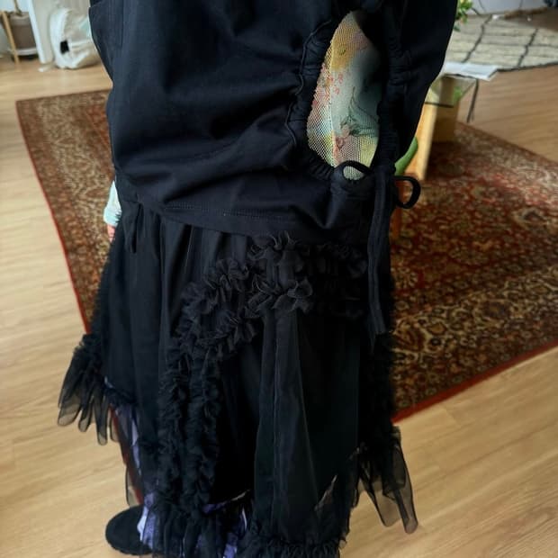 생긴 러플 샤 스커트 블랙