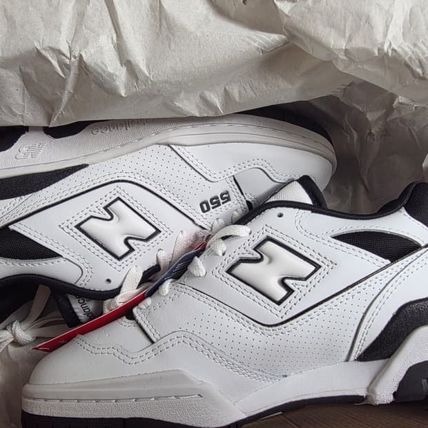 새상품 뉴발란스 550 화이트 블랙 스니커즈
