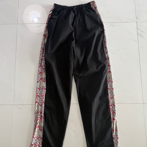 페이즐리 패턴의 사이드라인이 돋보이는 블랙 컬러의 밴딩 팬츠