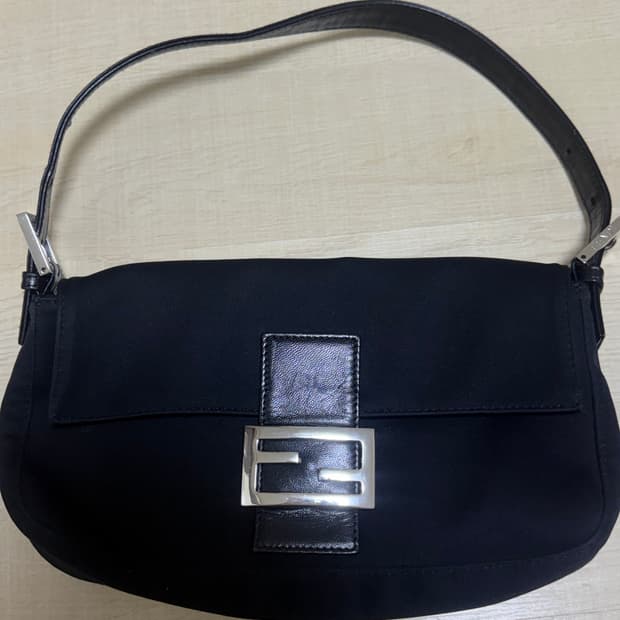 펜디 빈티지 바게트 나일론 숄더백