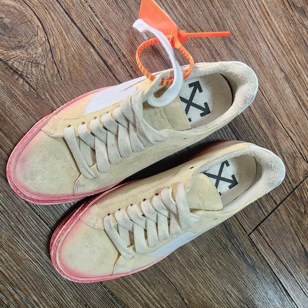 오프화이트 스웨이드 스니커즈 아이보리/핑크