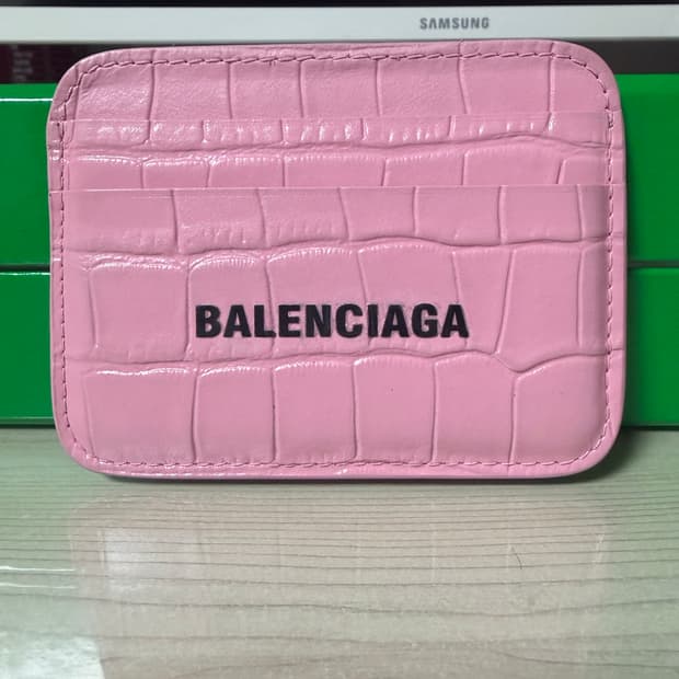 발렌시아가 샤이니 크로커다일 엠보스 캐쉬 카드 홀더 핑크