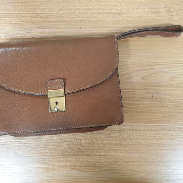 구찌 정품 브라운 레더 세컨 클러치 팝니다