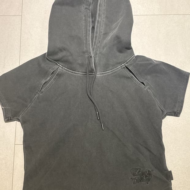 오디너리홀리데이 컷아웃 반팔 후드