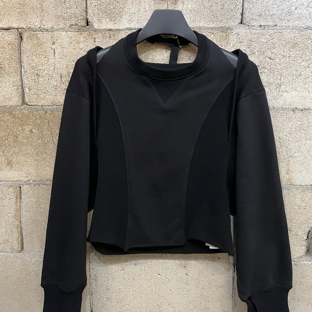 디젤 오프 숄더 크롭 맨투맨 