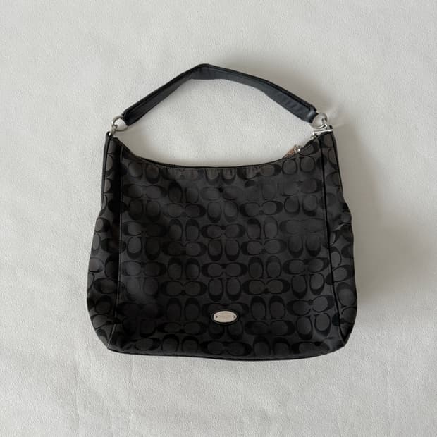 코치(COACH) 모노그램 숄더백