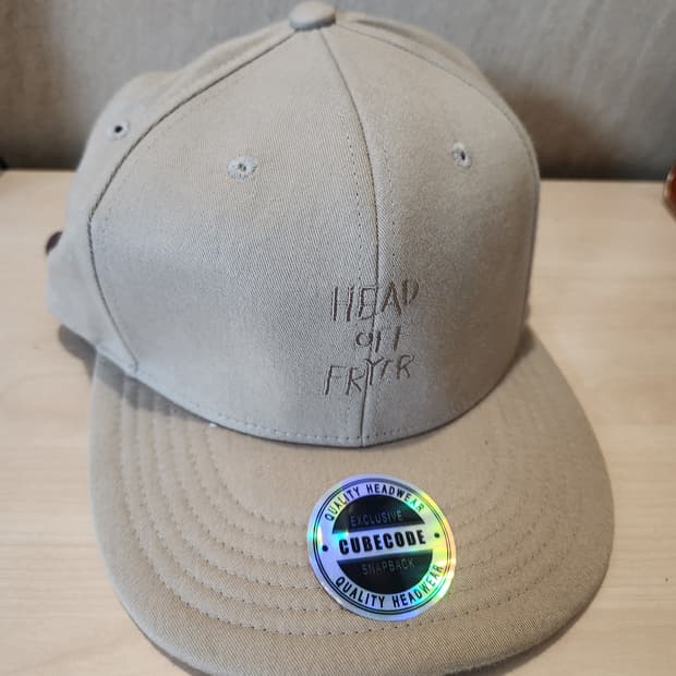 “CUBE CODE 베이지 스냅백🧢 스트릿 무드 감성템”
