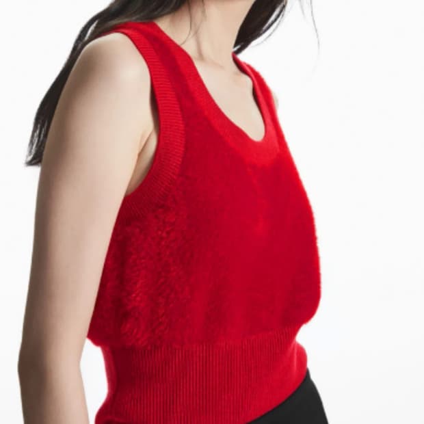 COS 코스 스쿱넥 플러피 울 베스트 S