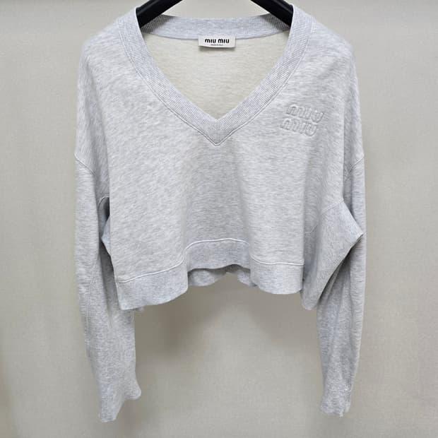 미우미우 자수 로고 V넥 크롭 맨투맨 그레이 s사이즈 판매