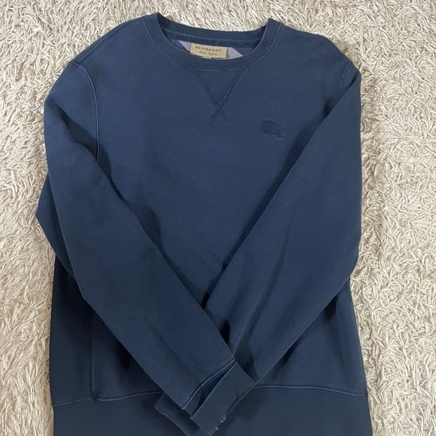 버버리 네이비 맨투맨 티셔츠