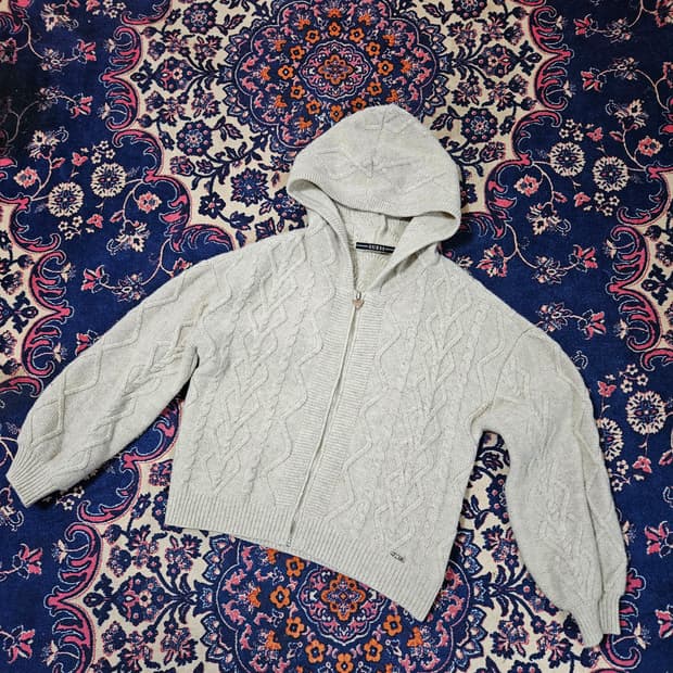 게스(Guess) 20fw 울 혼방 케이블 후드 숏 니트 