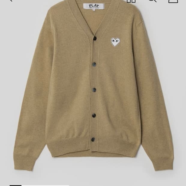 꼼데가르송 플레이) 카멜 브이넥 가디건-화이트 하트 와펜