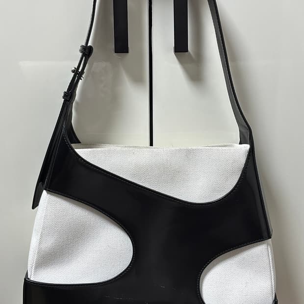 페라가모 컷아웃 디테일 숄더백