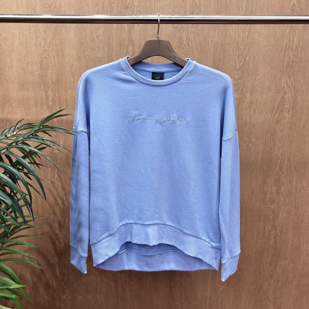 아르마니 익스체인지 맨투맨 시그니처 로고 자수 하이 로우 디테일 블루