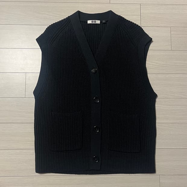 유니클로 Uniqlo 르메르 U 블랙 V넥 슬리브리스 카디건_M