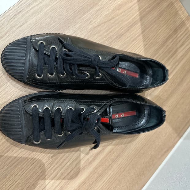 프라다 애나멜 스니커즈 블랙(35.5)