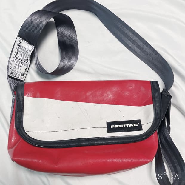 프라이탁 하파오 레드화이트 크로스백