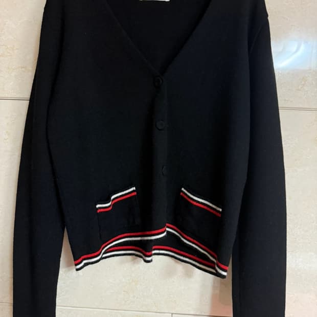 블랙 배색 브이넥 크롭 가디건