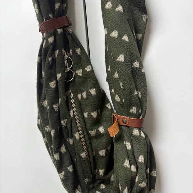 캐피탈 코튼 아이리스 스너프킨백 다크그린