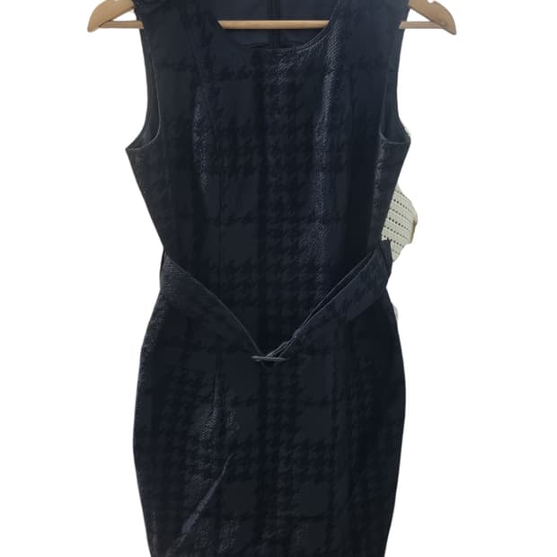 버버리 블랙 자수 민소매 벨티드 원피스 38