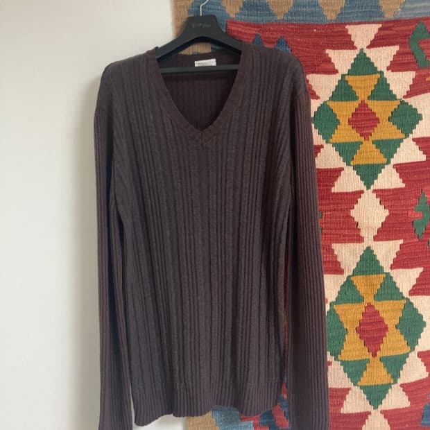 드리스반노튼 브이넥 니트