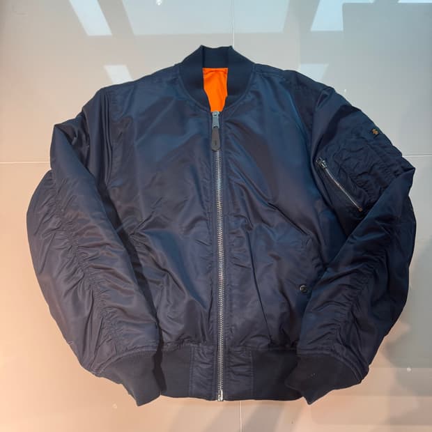 알파 인더스트리 MA-1 플라이트 재킷