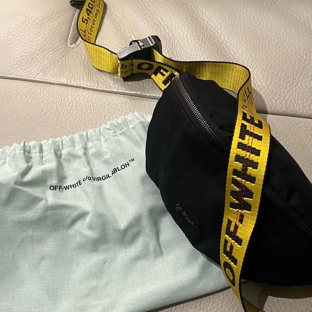 오프화이트 나일론 힙색 벨트백