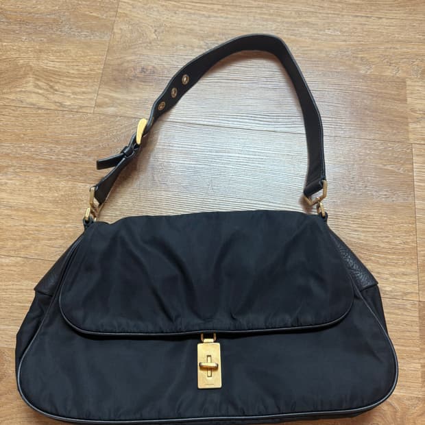 프라다 포코노 호보백 블랙