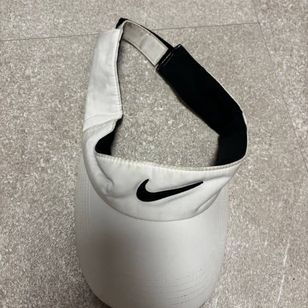 나이키 스우시 썬캡 화이트