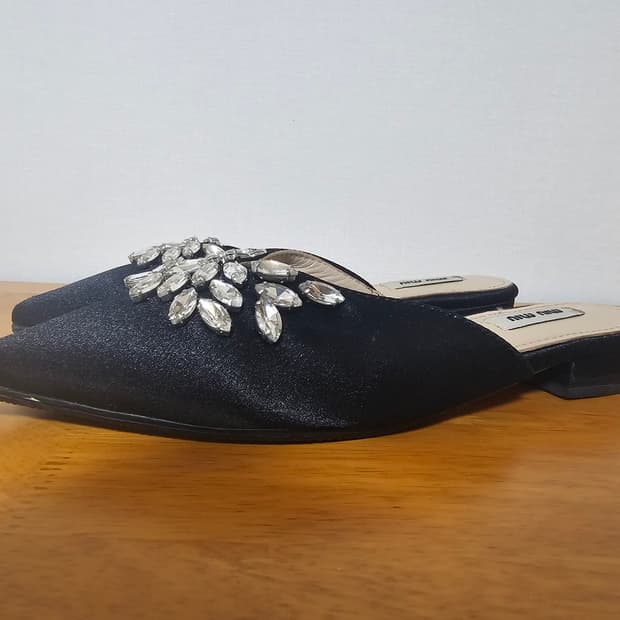 미우미우(Miu Miu) 쥬얼 사틴 블로퍼 - 38사이즈

