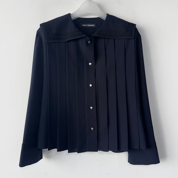 럭키슈에뜨 세일러 칼라 플리츠 블라우스