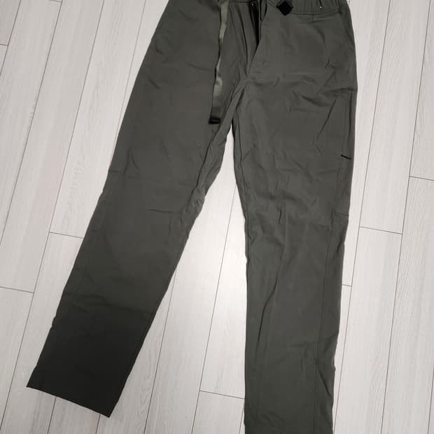 택새상품)유니클로 나일론 기어 팬츠 사이즈M


여러 중고사이트에도 같이