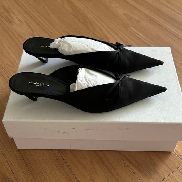 발렌시아가 실크 펌프스 