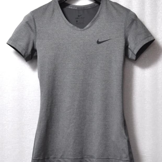 나이키프로/여성기능성타이트핏반팔티셔츠(사이즈44)