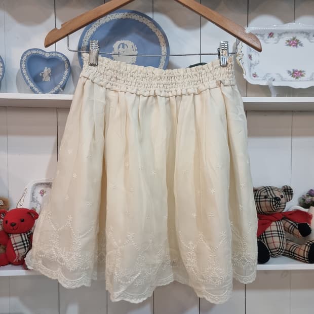 LODISPOTTO(로디스팟토) 자수 레이스치마