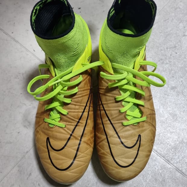 나이키 하이퍼베놈 팬텀2 축구화 