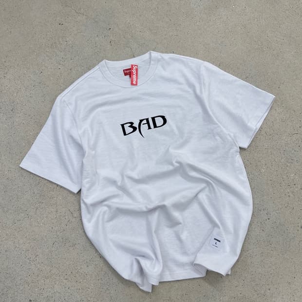 (새상품) 슈프림 22SS BAD 화이트 반팔 티셔츠